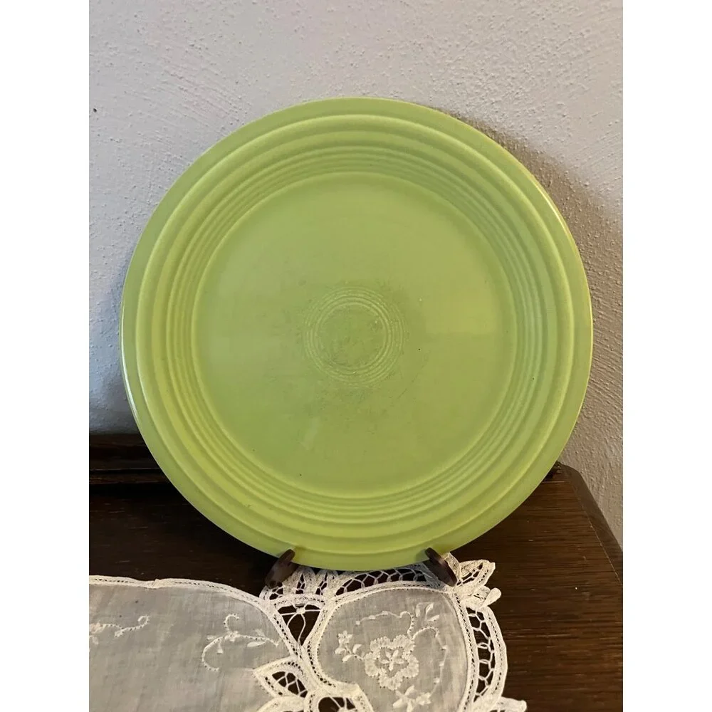 Fiesta-ware Chartreuse Dinner Plate, some wear in center - Picture 1 of 3